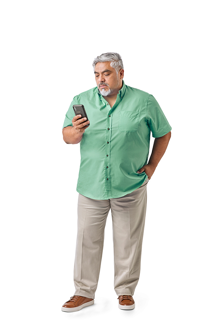 Paciente con diabetes tipo 2 mirando su teléfono móvil